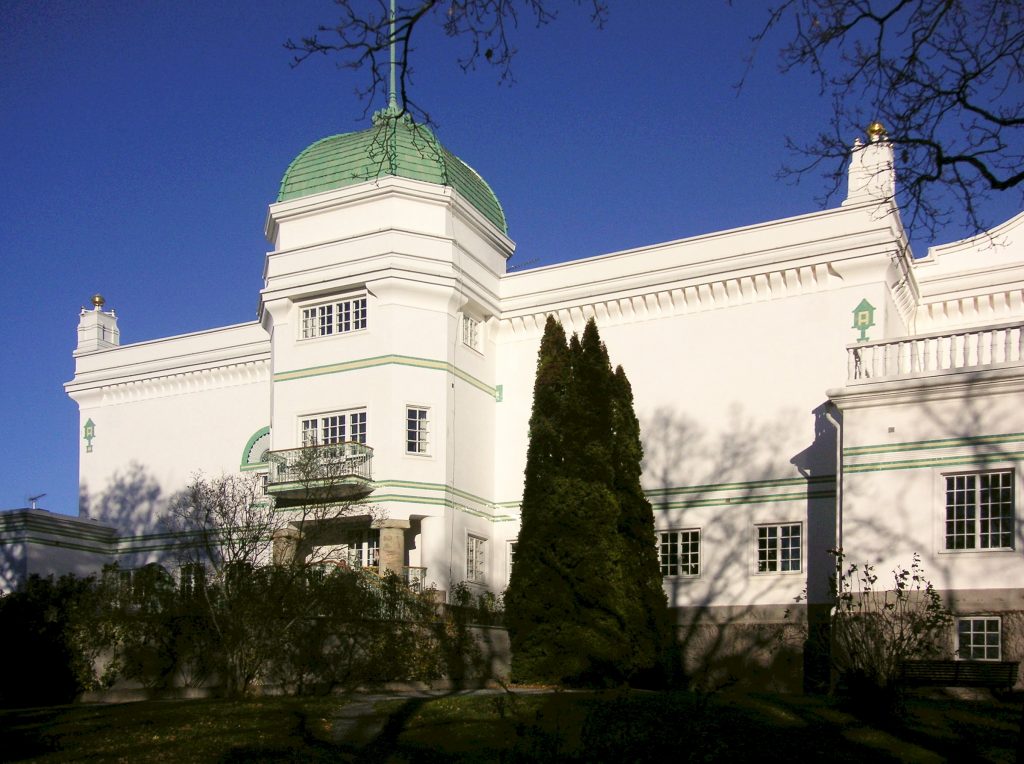 Thielska Galleriet utifrån, en vit, pampig byggnad med torn.