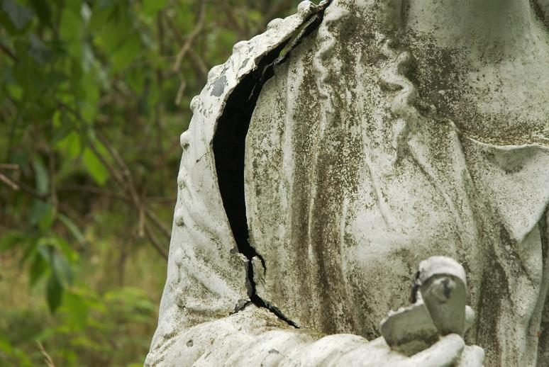 Mögelangripen skulptur av gjuten metall i allén till Arbottna herrgård.