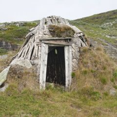 Förfallen kåta vid sjön Bajep Sårvejávvres norra strand i Norrbotten.