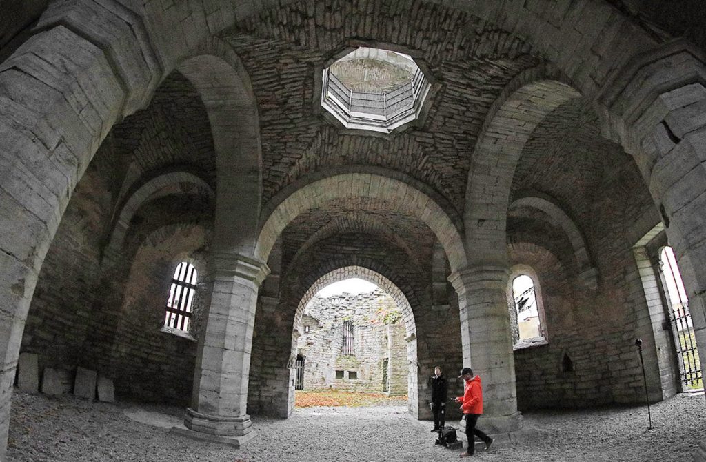 Interiör mot koret i Helge Ands ruin i Visby.