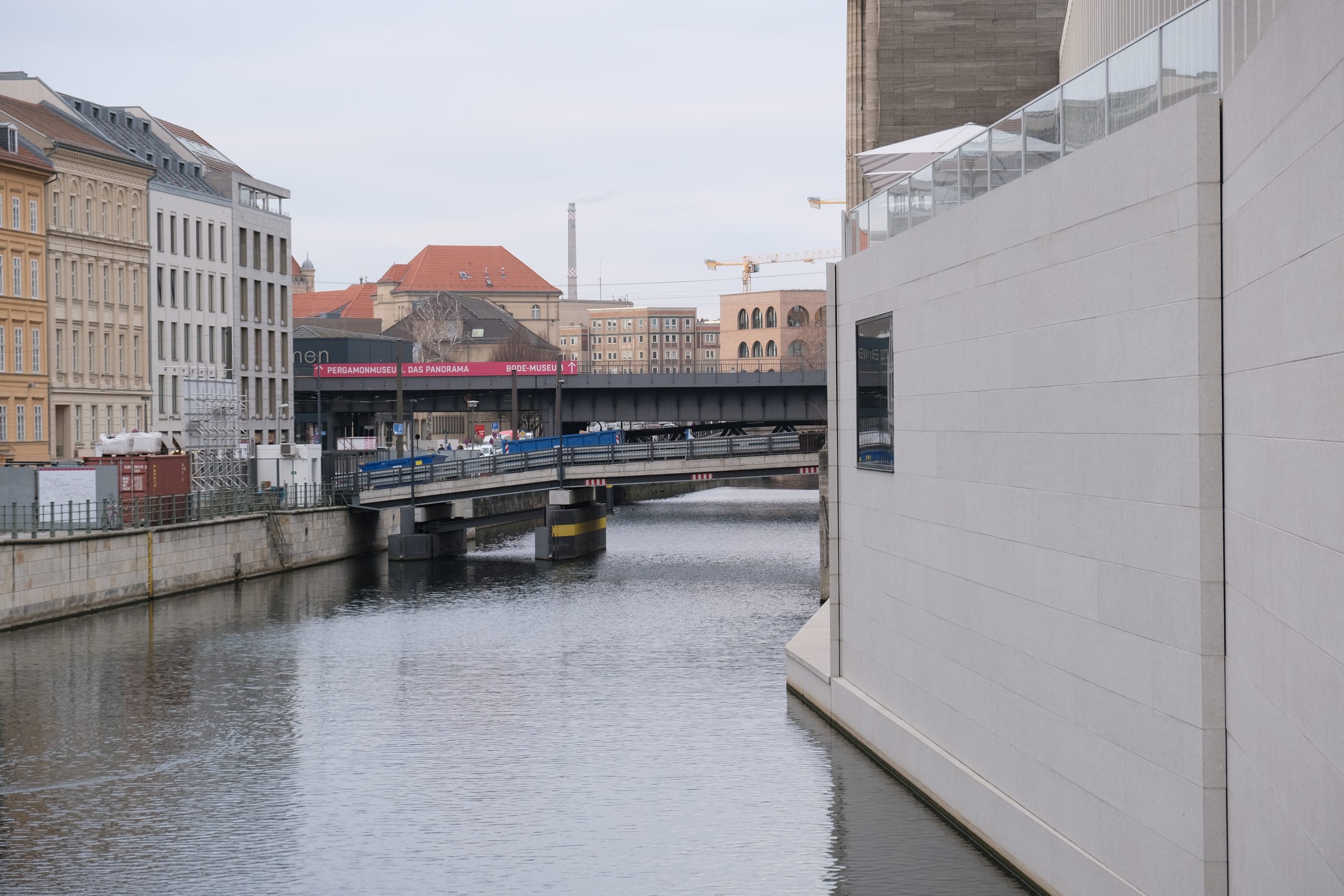 Pergamonmuseum. Das Panorama till vänster, Museumsinsel till höger.