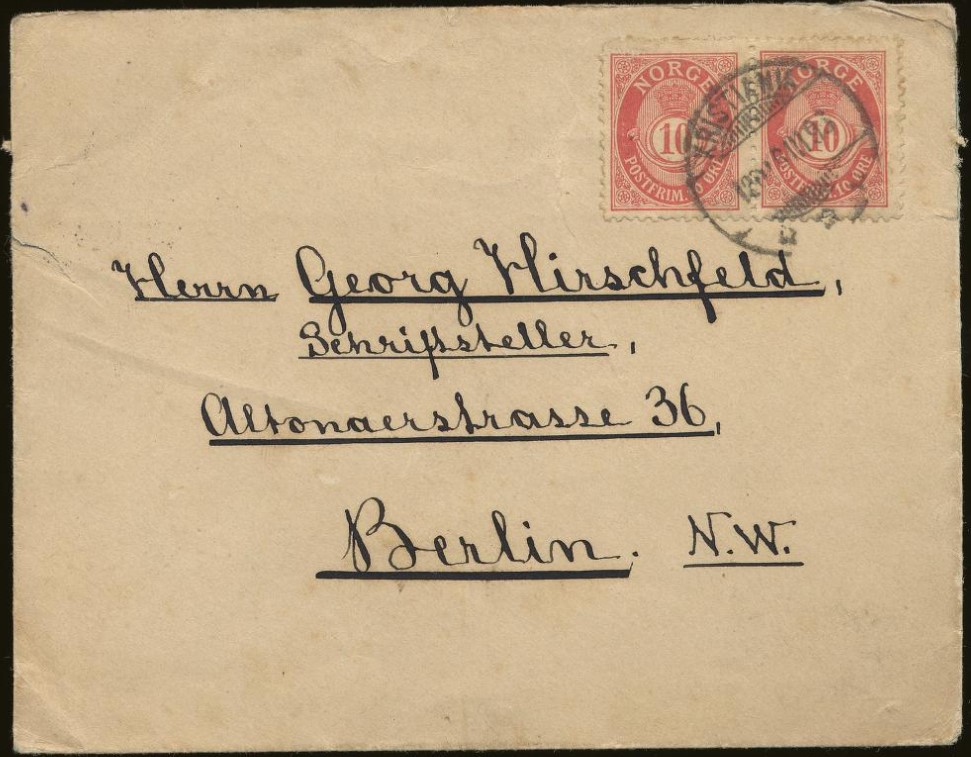 Närbild på ett gammal gulnat kuvert med snirklighandskriven adress. Två frimärken som det står Norge på.