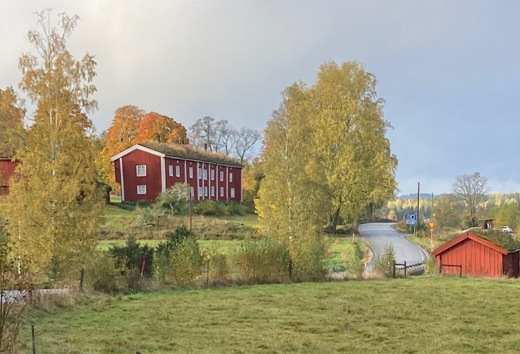 Landskap med vy över bergsmansgårdar på Siggebohyttan