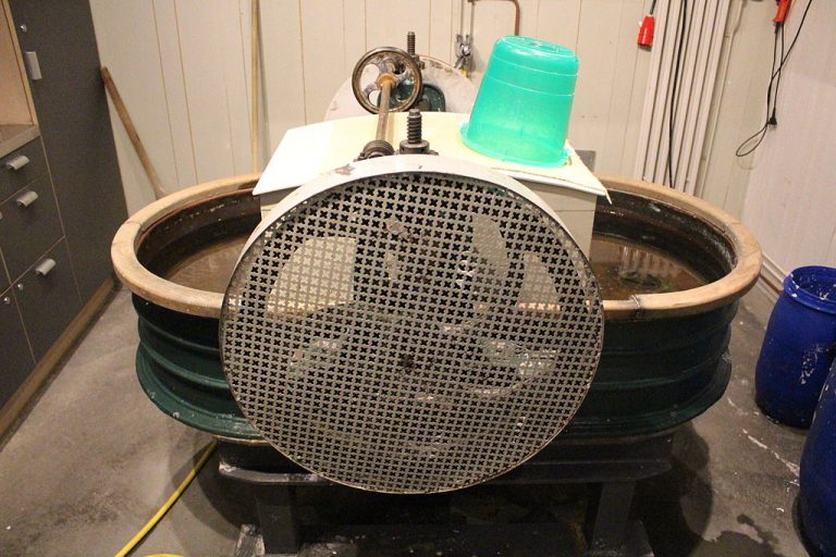Maskinen som kallas holländare. Två runda stora kärl och en stor rund metallsåll.