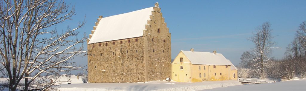 Glimmingehus medeltidsborg med omgivning i snötäcke.
