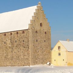 Glimmingehus medeltidsborg med omgivning i snötäcke.