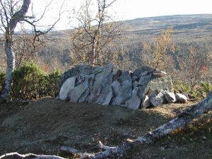 Samisk grav med staplade stenar i fjällandslkap