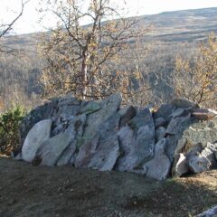 Samisk grav med staplade stenar i fjällandskap