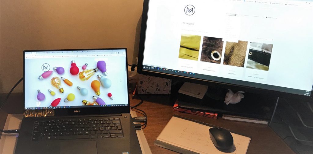 En liten laptop och en vanlig datorskärm. På den lilla syns fler aolika modeller av glödlampor i olika färger.