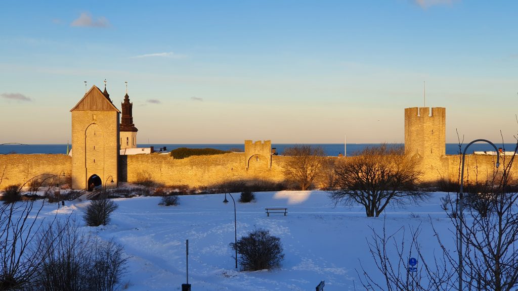 Vy över Visby ringmur i morgon