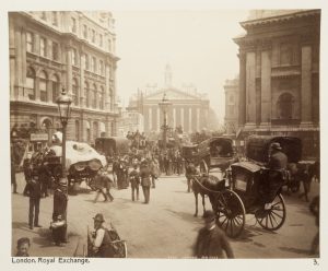 Svartvit bild på London från förr. På gatan syns bland annat en häst med vagn.