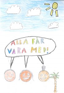 Barnteckning av sol, blå himmel med moln och glada ansikten, pratbubbla med text "alla får vara med"