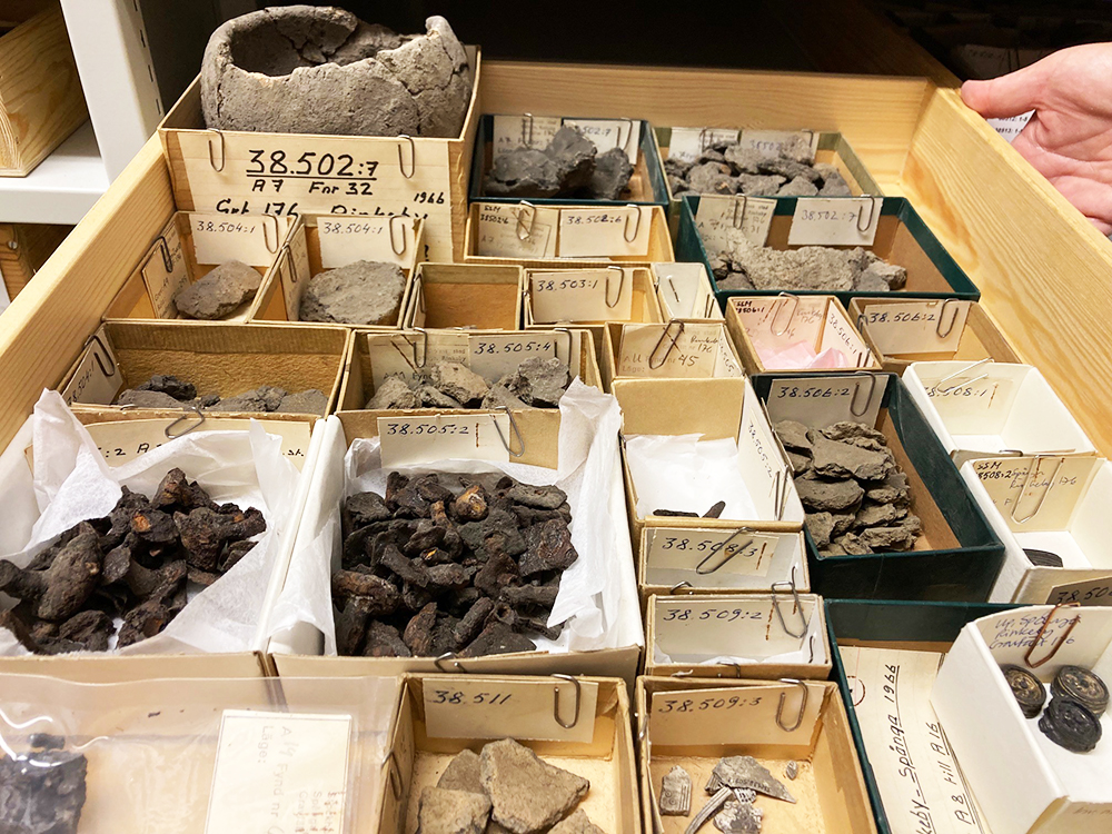 Bild av arkeologiska föremål ur samlingar, Medeltidsmuseet.