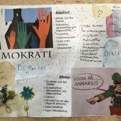 Text om vad demokrati är, text om vad diktatur är, bild påhänder i olika färger som sträcks upp i luften, bild på militär som står på podie och skriker: rösta på.. annars!!