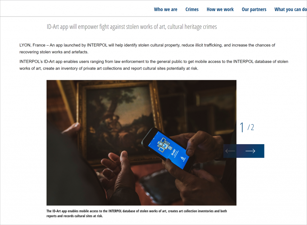 Skärmklipp från Interpols webbplats med hand som håller en mobiltelefon
