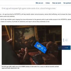 Skärmklipp från Interpols webbplats med hand som håller en mobiltelefon