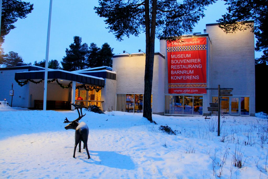 Ren med horn står framför ingången till museet.