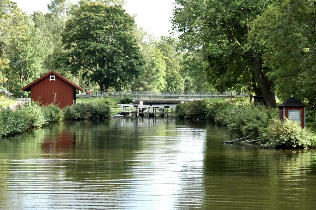Vy över Kanalmuseet Skantzen och Strömsholms kanal med Lovisa Charlotta av Mecklenburg-Schwerins sluss i Hallstahammar