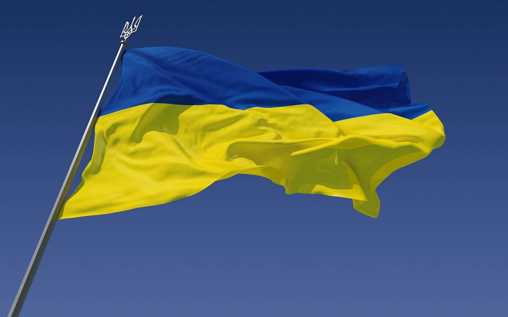 Ukrainas gula och blåa flagga mot blå himmel.