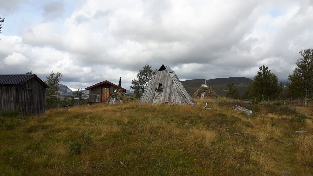 Landskapsvy med sameviste i bakgrunden.