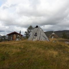 Landskapsvy med sameviste i bakgrunden.