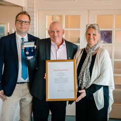 Riksantikvarien Joakim Malmström och överantikvarien Susanne Thedéen, flankerar förtjänstmedaljören Krister Ljungberg som håller upp medalj och diplom.