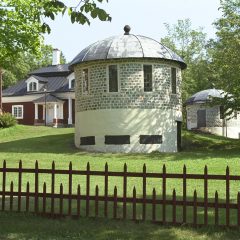 Engelsbergs bruk. Lustgården med nödgården i bakgrunden