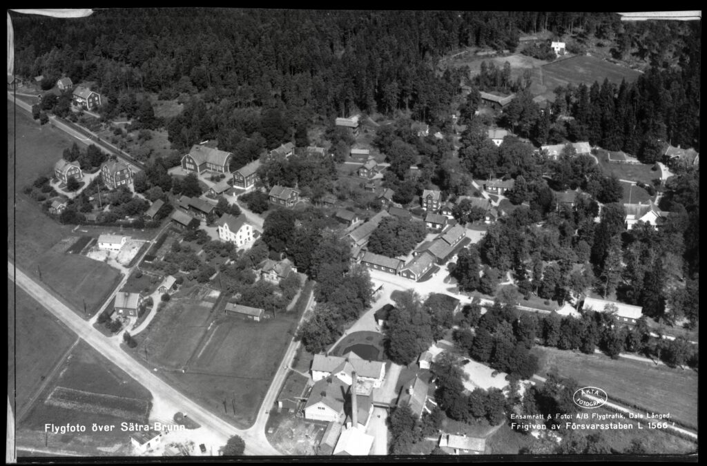 Svartvitt flygfoto över gårdarna runt Sätra
brunn