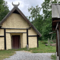 Foto på ett rekonstruerat lerklinat vikingatida hus