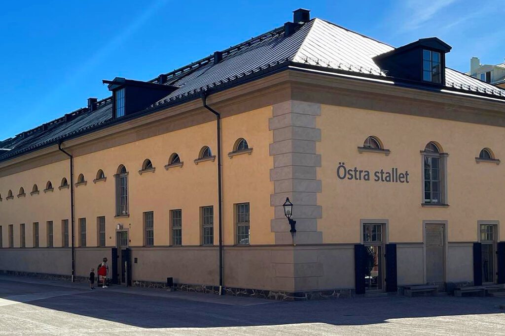 Kvinna och barn står framför entrén till byggnaden.