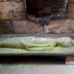 Liggande stenfigur vid Melrose Abbey, i Scotland.