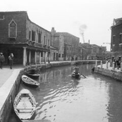 Svartvit bild med kanal och båtar från Venedig.