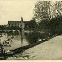 Svartvitt foto med Djurgårdsbrunnsviken förgrunden och Nordiska i bakgrunden.