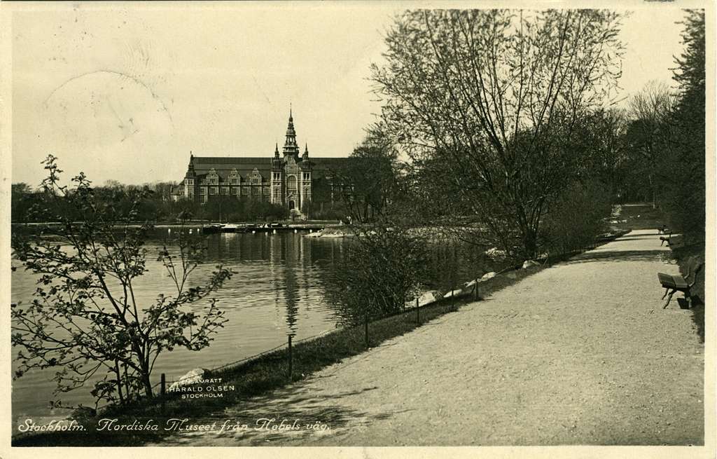 Svartvitt foto med Djurgårdsbrunnsviken förgrunden och Nordiska i bakgrunden.