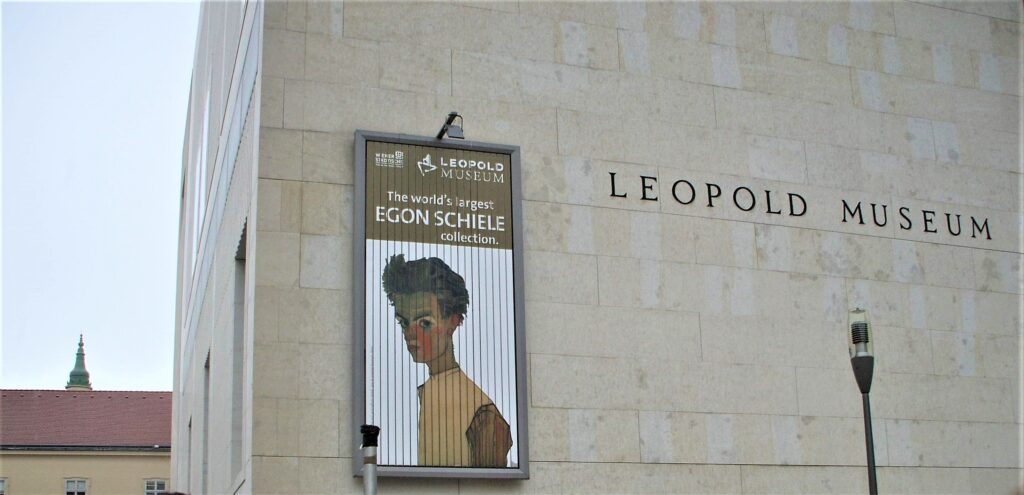 Ett fotografi av Leopold Museum i Wien med en annonstavla för Egon Schiele.