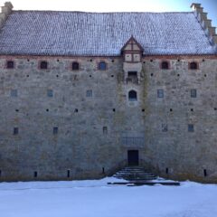 Borgens norra sida sedd från den snötäckta borggården.