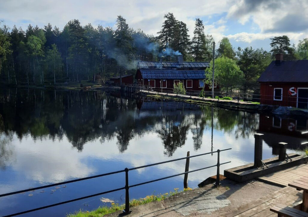 Stor vattendamm med räcke i förgrunden.