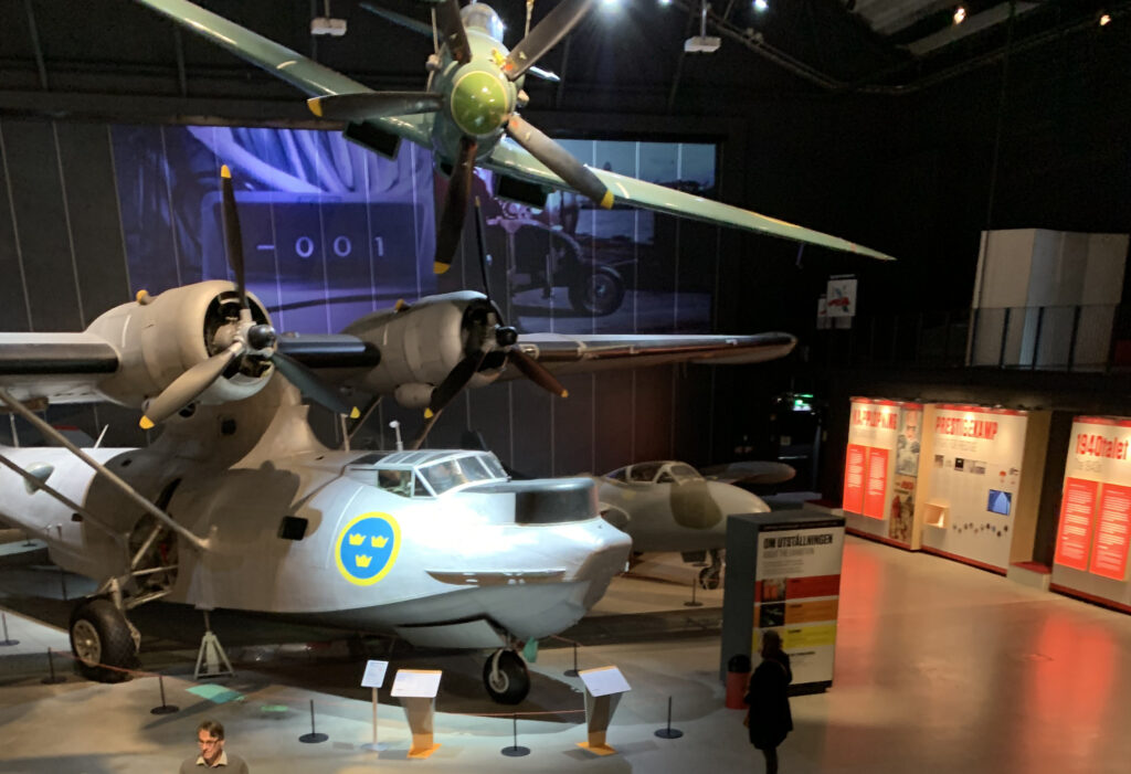 Tre flygplan i olika storlekar står i utställning.