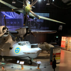 Tre flygplan i olika storlekar står i utställning.