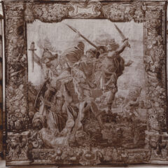 Vävd tapet. Motivet visar krigare med rustning och svärd. Svartvit bild.