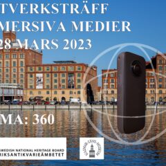 Byggnad i rött tegel med vatten, och en 360-kamera i förgrunden