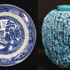 En tallrik med blått kinesiskt mönster och en vas med ett knottrigt turkost yttre.