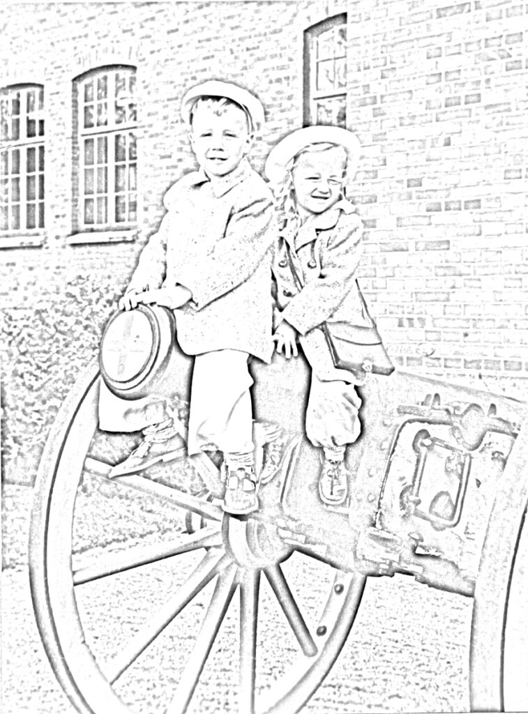 Kontur av pojke och flicka, sittandes på röret till en gammal kanon.