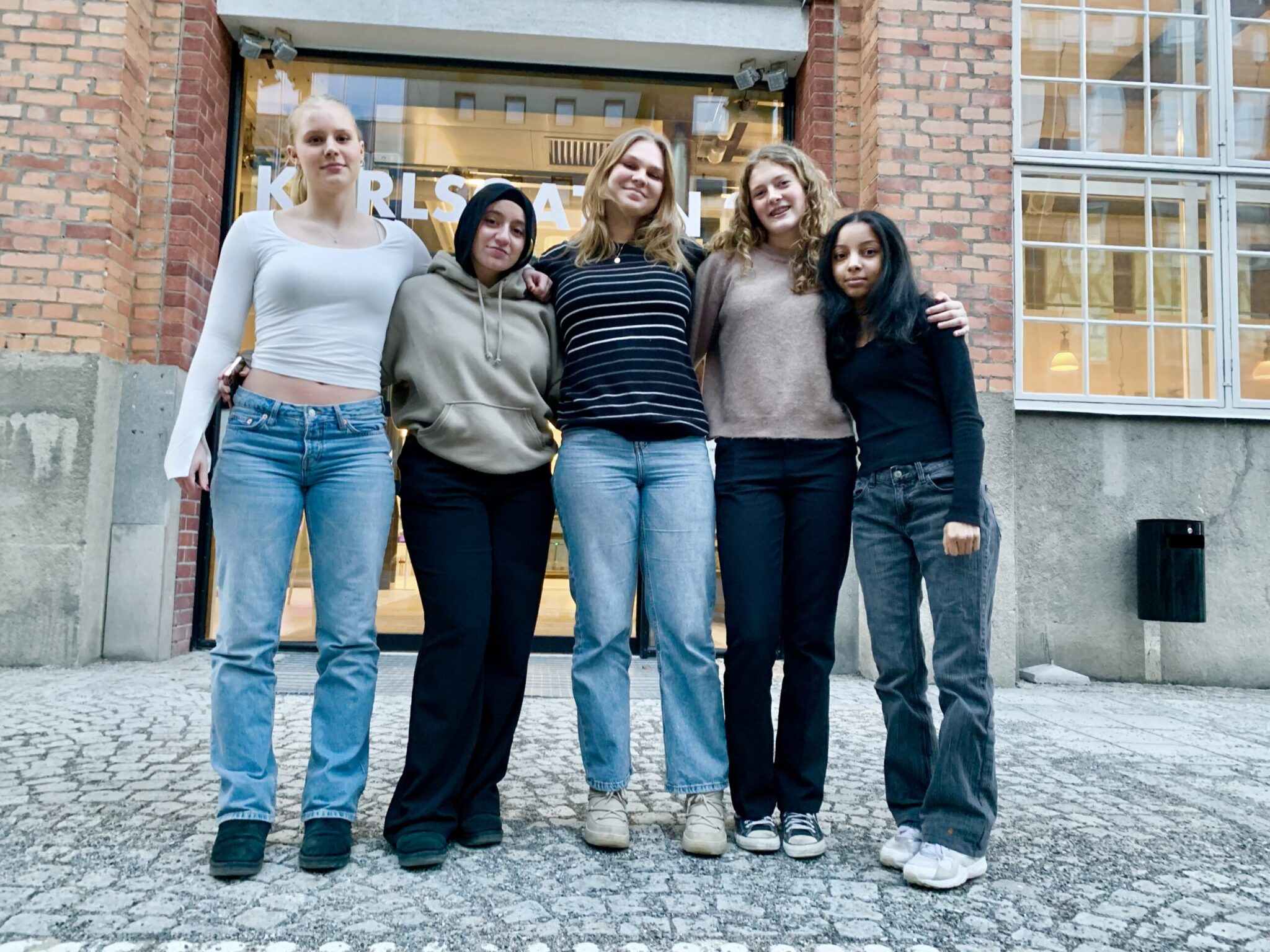Fem ungdomar framför entrén till Västmanlands Läns Museum