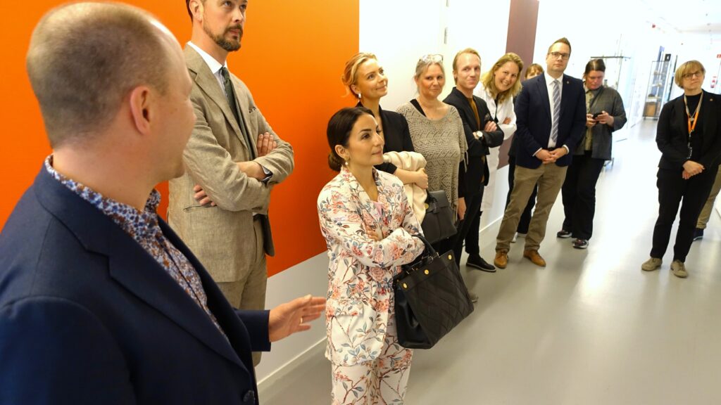 kulturminister Parisa Liljestrand tittar på en anslagstavla på Rikantikvarieämbetets lokaler i Visby.