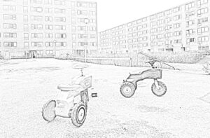 Kontur av två trehjulingar står ensamma på en asfalterad plan framför några gråa hyreshus i betong.
