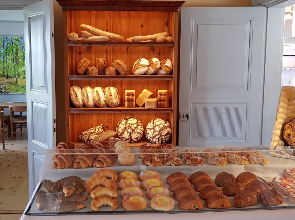 Brödhylla och glasdisk på Café Borggården med bröd och bakverk från MANNZ Bageri.