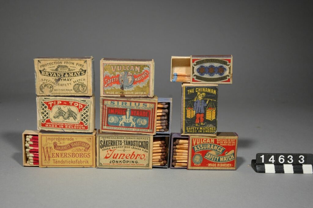 En samling staplade äldre tändsticksaskar från Tekniska museet.