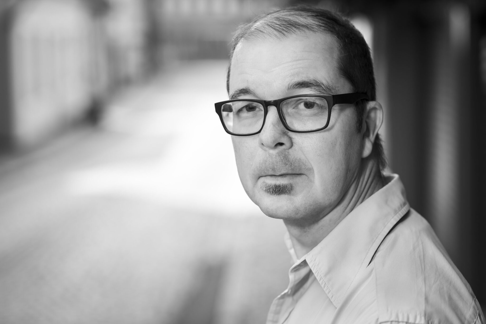 Porträttfoto på Jonas Nordin, priofessor i bok- och bibliotekshistoria.
