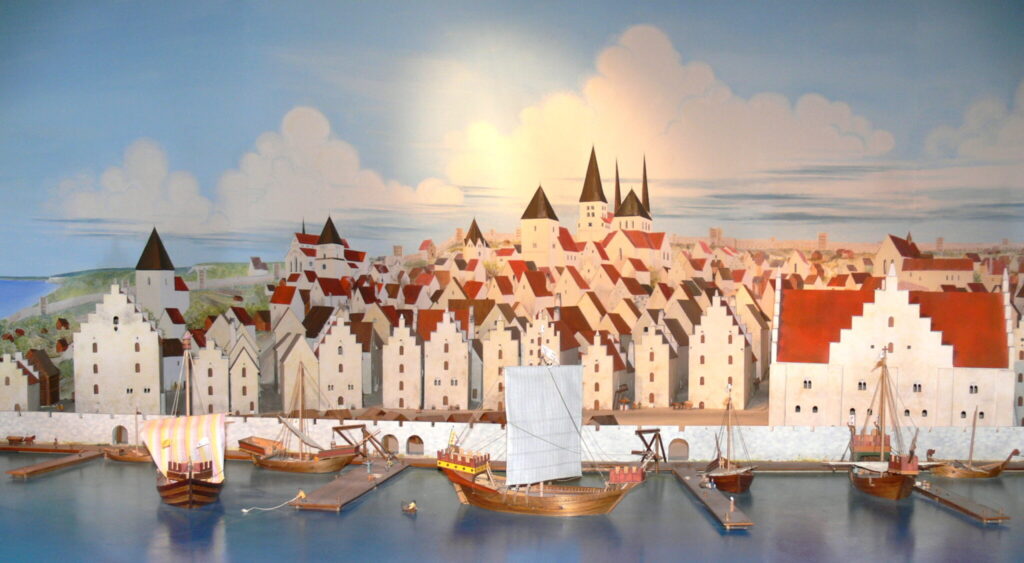 Bild på en modell av medeltidsstad med vita hus och hamn